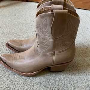 Never worn Miranda Lambert Idyllwind wheels booties in natural size 9